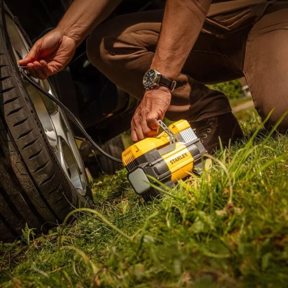 STANLEY SXIF0001 12Volt 150 PSI Dijital Basınç Göstergeli Lastik Şişirme Pompası + Led Lamba